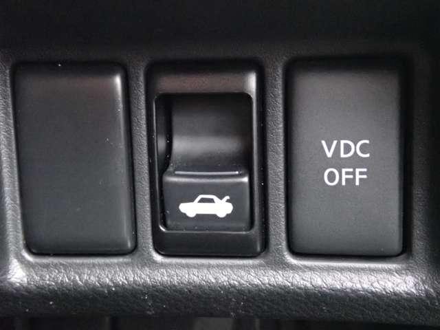 スカイライン ２．５　２５０ＧＴ　タイプＶ　純正ＨＤＤナビ　バック＆サイドモニター　ワンオ－ナ－車　パワーウインドウ　整備記録簿　オートエアコン　スマキー　Ｂカメラ　ＡＷ　ＥＴＣ　パワーステアリング　運転席エアバッグ　キーレス　盗難防止システム　サイドカメラ　ＡＢＳ　ＨＤＤナビ（17枚目）