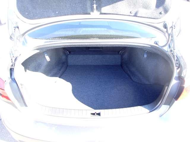 スカイライン ３．０　４００Ｒ　試乗車　ＮＩＳＳＡＮコネクトナビ　ツインターボ　本革シ－ト　ＬＥＤヘッド　キーレスエントリー　ワンオーナ　車線逸脱警報　スマ－トキ－　バックモニター　クルコン　メモリーナビ　ナビＴＶ　サイドカメラ　ＡＡＣ　アルミ　盗難防止装置　ＥＴＣ　エアバッグ（30枚目）