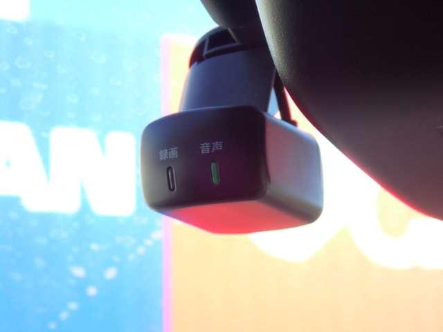 ノート １．２　Ｘ　ＮＩＳＳＡＮコネクトナビ　ＳＯＳコール　助手席エアバック　本革　ＰＳ　ＰＷ　盗難防止　地デジ　キーフリーシステム　【ＬＥＤヘッドライト】　シートヒータ　ＡＡＣ　記録簿付き　アルミ　ワンオ－ナ－車　禁煙（12枚目）