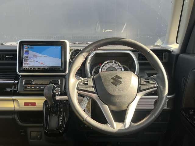 スペーシアカスタム ６６０　カスタム　ハイブリッド　ＸＳターボ　８インチ純正ナビ／全方位モニター／両側オー　両自動ドア　禁煙　前後誤発進抑制機能　アルミホイールタイヤ　ＡＣ　リアカメラ　盗難防止　スマートキー付　ＬＥＤ　ナビＴＶ　クルコン　キーフリーシステム　サイドエアバック　メモリナビ　エアバッグ　ＡＢＳ（2枚目）