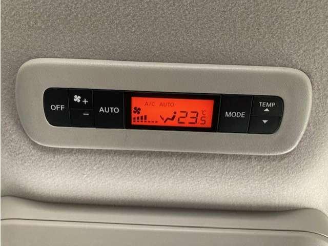 �O��Ɨ��I�[�g�G�A�R���B�O���A�㕔�̉��x�ݒ���ʂɍs�������o���܂��B���A�O���G�A�R���͍��E�Ɨ��I�[�g�G�A�R���ƂȂ��Ă���܂��B