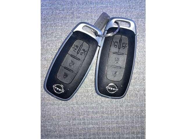 インテリジェントキー装備。鍵を差し込まなくてもエンジンの始動が可能。ドアノブ個所のボタンを押す事により、リモコン操作する事無く開閉が出来ます鍵を出す必要が無く、お子様連れの方や悪天候の日に便利です