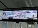 インテリジェント　ルームミラー　車両後方に装着した高解像度カメラの映像をミラー面に映し出すので、車内の状況、天候等に影響されずクリアな後方視界を確保出来ます。※スイッチにて通常のミラーへ切替が出来ます