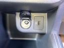 シフトノブ前方に充電端子を装備しております。