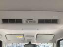 後部座席へ効率良く空気を循環させる事が出来るサキュレーターが天井に取り付けられています。又、サングラス等を収納出来る小物ポケットが装備されています。