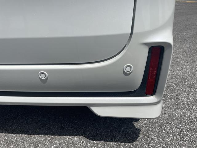 リヤバンパーに内蔵した４つの超音波センサーで後方の障害物との距離を測り、４段階のブザー音とメーター表示で障害物の接近をお知らせする「リヤパーキングセンサー」を搭載しております！