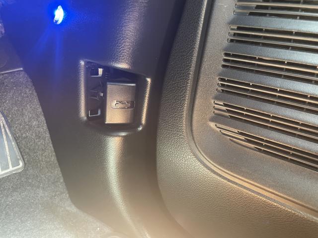 運転席足元のレバーを手前に引いて給油口をオープン（’ω’）ノ