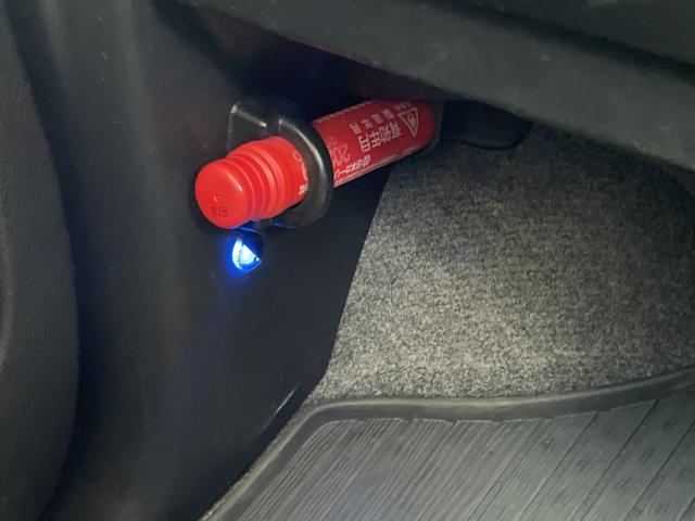 もしもの時に使う発煙筒は、助手席足元の取り出しやすい場所に設置されています！焦らず、慌てずです（＾＾）／