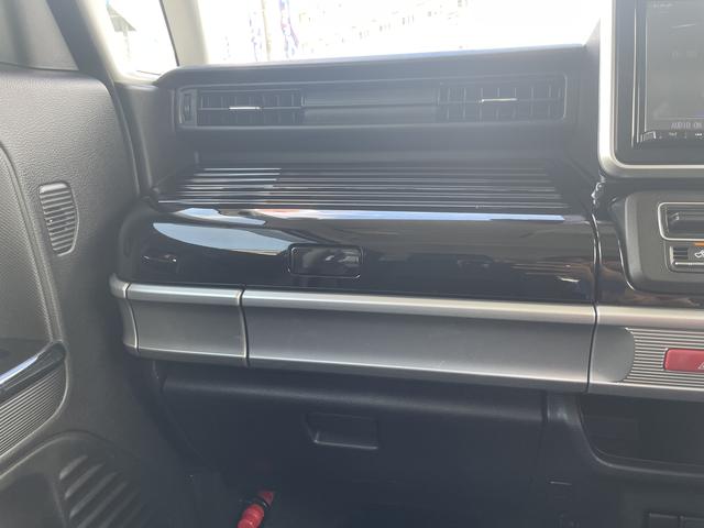 スペーシアカスタムの助手席前スペースは、上質なブラック基調のインテリアパネルが配置され、光沢感のある仕上がりで、高級感のあります♪