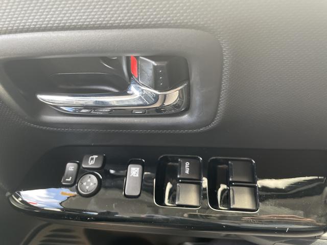 ドアトリムにはパワーウィンドウスイッチ、ドアロックスイッチ、ドアミラー角度調整スイッチが設置され操作も簡単（＾＿－）－☆