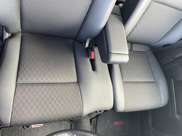 フロントシートは適度な柔らかさとしっかりした反発力を持つクッション材を使用。座った瞬間のフィット感と、長時間座っても疲れにくい絶妙な座り心地が特徴（＊’▽’）