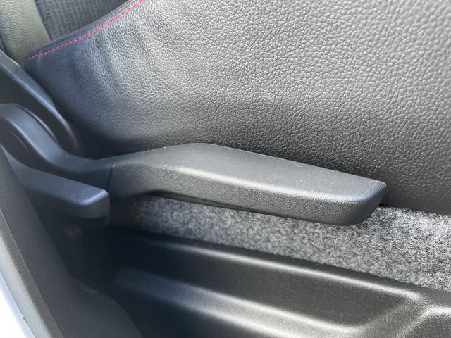 運転席にはシートリフター機能が備わっており、好みに応じて高さを調整可能。体格や姿勢に合わせてベストなドライビングポジションを確保できます★