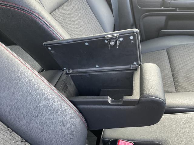 収納ボックスにもなるアームレストで、長時間の運転による肩や腕の疲れを軽減できます♪