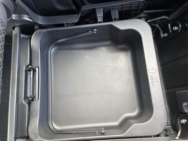 助手席下には取り外しが可能な収納ボックスが装備されており、荷物もスッキリ収納することが出来ます☆水洗いができ衛生的です！