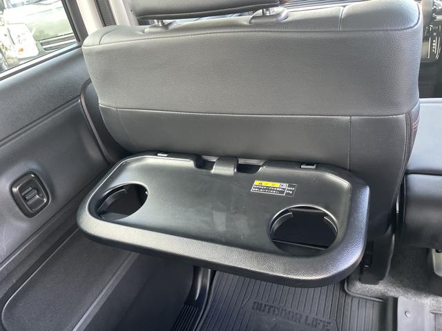 飲み物や軽食を置くのに便利なリアテーブル！収納時は薄く収まり、空間を圧迫しないスマート設計です（＾＾♪