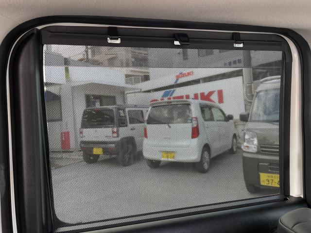 直射日光をカットするだけでなく、プライバシー保護にも役立つ「ロールサンシェード」を装備しています（＾＾）／