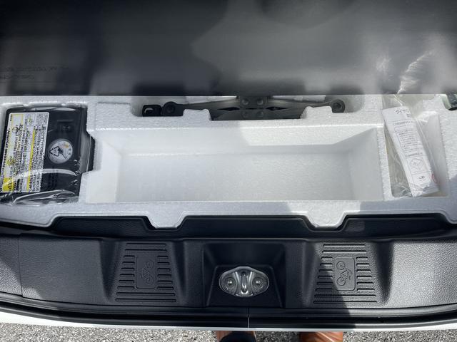 スペアタイヤレスにつき、応急パンク修理キットを荷室床下に装備しております。