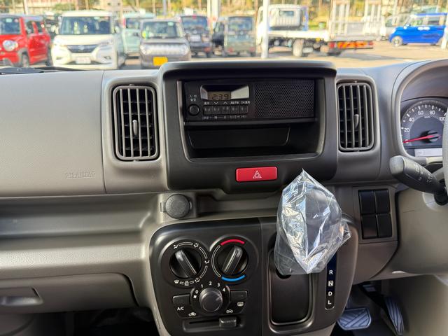 エブリイ PAリミテッド 6型 2WD CVT アイドリングストップ スズキセーフティーサポート 衝突被害軽減システム 横滑り防止機能 オートライト(10枚目)
