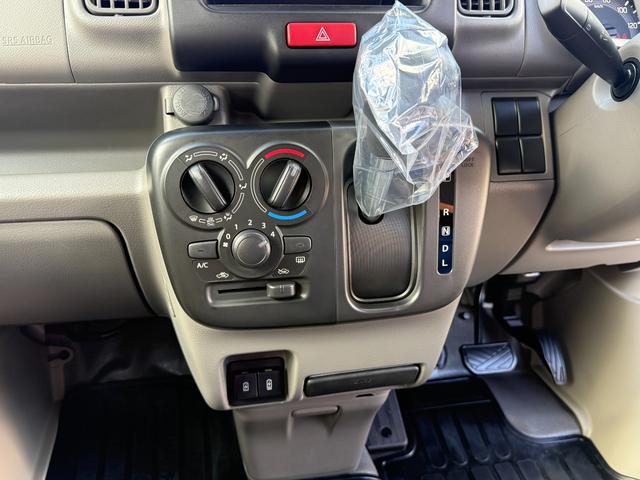 エブリイ PAリミテッド 6型 2WD CVT アイドリングストップ スズキセーフティーサポート 衝突被害軽減システム 横滑り防止機能 オートライト(11枚目)