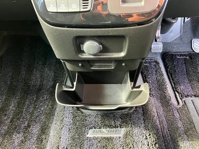 �G�A�R������p�l���ƃV�t�g���o�[�̉��ɂ������o�����̃|�P�b�g�𑕔��I