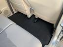 リアシート足元にはジュウタンマット装備!