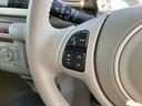 ディスプレイオーディオの音量や選曲、ソース切り替えがハンドルにあるスイッチで操作可能なステアリングオーディオスイッチを装備!