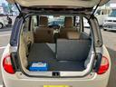 リアシートの背もたれを前倒しすると荷室が拡大!