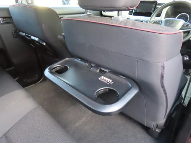 �O�ȃV�[�g�w�ʂɃp�[�\�i���e�[�u����ݒu�B�ԓ��ł̐H����x�e���ɕ֗��ł��􁦑��s���͐܂肽����ł����p���������B