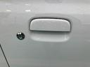 ボディと同色のドアハンドル。