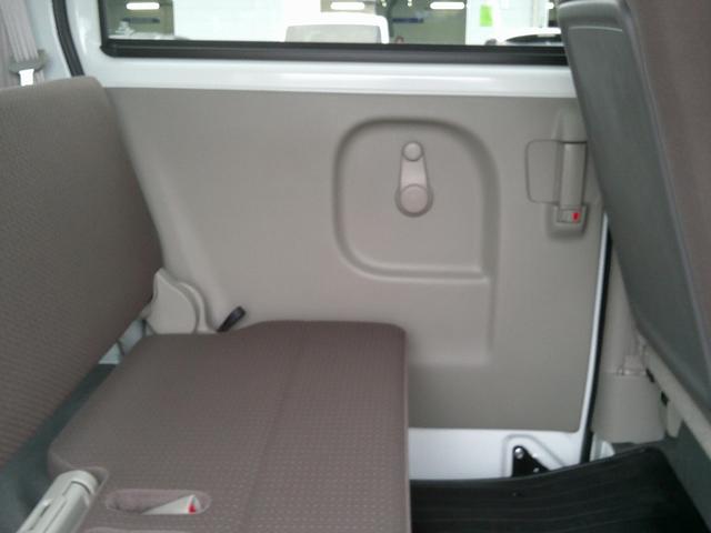 エブリイ PC 6型 展示準備中車両です。最寄りの当社の店舗へ回送が出来ます。PC 当社試乗車使用 バックアイカメラ付ディスプレイオーディオ装着車 スマートキー プッシュスタート 運転席シートヒーター 禁煙車(12枚目)