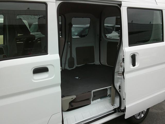 エブリイ PC 6型 展示準備中車両です。最寄りの当社の店舗へ回送が出来ます。PC 当社試乗車使用 バックアイカメラ付ディスプレイオーディオ装着車 スマートキー プッシュスタート 運転席シートヒーター 禁煙車(23枚目)