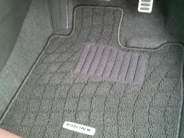 フロンクス １型　展示準備中車両です。最寄りの当社の店舗へ回送が出来ます。輸送費用のご負担は発生しません。２ＷＤ　前輪駆動　フロア６ＡＴ　デュアルセンサーブレーキサポートＩＩ　全方位モニター付ナビ　スズキコネクト対応（9枚目）