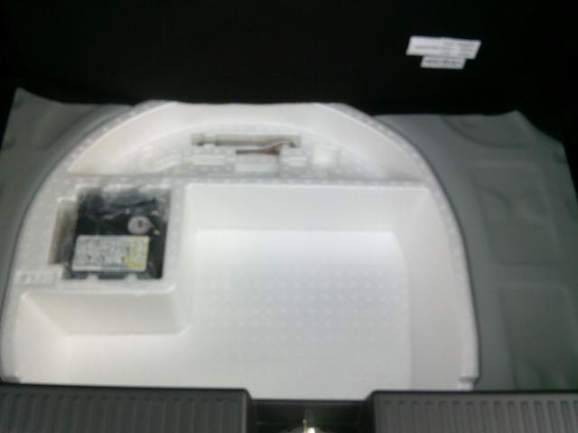 フロンクス １型　展示準備中車両です。最寄りの当社の店舗へ回送が出来ます。輸送費用のご負担は発生しません。２ＷＤ　前輪駆動　フロア６ＡＴ　デュアルセンサーブレーキサポートＩＩ　全方位モニター付ナビ　スズキコネクト対応（22枚目）