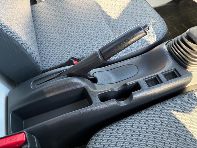 キャリイトラック ＫＣ　エアコン・パワステ　２型　５ＭＴ　パートタイム４ＷＤ　４ＷＤ　エアコン　パワステ　三方開（28枚目）