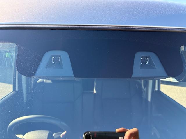 �t�����g�K���X�㕔�ɂ͈��S�@�\�̃f���A���J�����u���[�L�T�|�[�g���t���Ă��܂��I�Q�̃J�����Ől�Ԃ̖ڂ̂悤�ȓ����Ŗ�Ԃ̕��s�Ҋ��m���ł���d�g�݂ł��B�Փ˔�Q�y���u���[�L�ⓥ�ԈႢ�h�~���菕�����܂��I