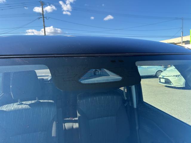 �t�����g�K���X�㕔�ɂ͈��S�@�\�̃f���A���Z���T�[�u���[�L�T�|�[�g���t���Ă��܂��I�J�����ƃZ���T�[��g�ݍ��킹�����u�ŏՓ˔�Q�y���u���[�L�ⓥ�݊ԈႢ�h�~���菕�����܂��B���s�҂̌��m���ł���̂ň��S�I