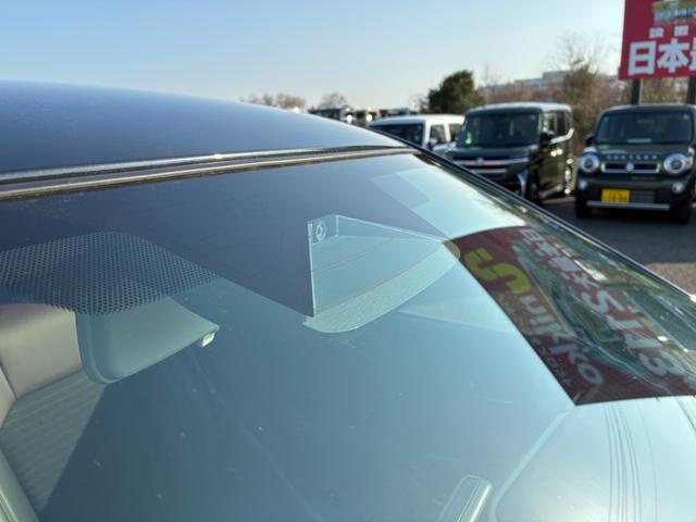 �t�����g�K���X�㕔�ɂ͈��S�@�\�̃f���A���Z���T�[�u���[�L�T�|�[�g���t���Ă��܂��I�J�����ƃZ���T�[��g�ݍ��킹�����u�ŏՓ˔�Q�y���u���[�L�ⓥ�݊ԈႢ�h�~���菕�����܂��B���s�҂̌��m���ł���̂ň��S�I