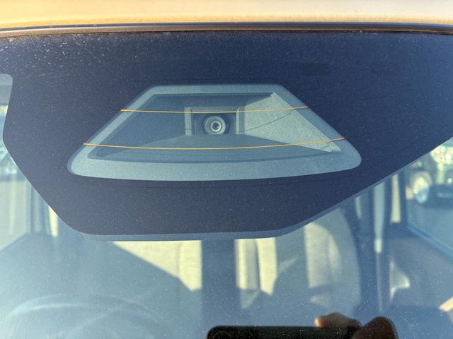 �t�����g�K���X�㕔�ɂ͈��S�@�\�̃f���A���Z���T�[�u���[�L�T�|�[�g���t���Ă��܂��I�J�����ƃZ���T�[��g�ݍ��킹�����u�ŏՓ˔�Q�y���u���[�L�ⓥ�݊ԈႢ�h�~���菕�����܂��B���s�҂̌��m���ł���̂ň��S�I