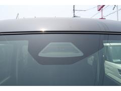 フロントガラス上部には安全機能のデュアルセンサーブレーキサポートが付いています！カメラとセンサーを組み合わせた装置で衝突被害軽減ブレーキや踏み間違い防止を手助けします。歩行者の検知もできるので安心！ 7