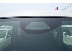 フロントガラス上部には安全機能のデュアルセンサーブレーキサポートが付いています！カメラとセンサーを組み合わせた装置で衝突被害軽減ブレーキや踏み間違い防止を手助けします。歩行者の検知もできるので安心！ 7