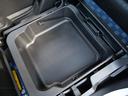助手席下に大きな物入あります