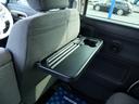 後部座席にはランチにちょうどいい収納式机があります!