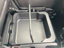 【シートアンダーボックス】助手席シート下に収納スペースがあります♪