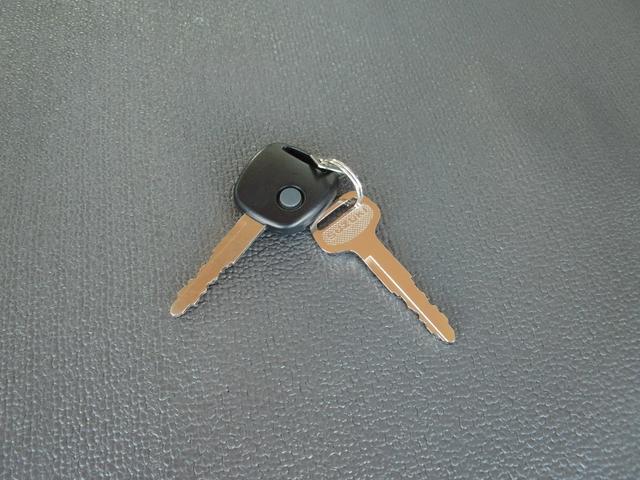 エブリイ ＰＡリミテッド　６型　ＡＭ／ＦＭラジオ　ＵＳＢソケット　オートライト　両側スライドドア　パワーウィンドウ　衝突被害軽減システム　アイドリングストップ　横滑り防止機能　衝突安全ボディ　盗難防止システム　取扱説明書　メンテナンスノート（43枚目）