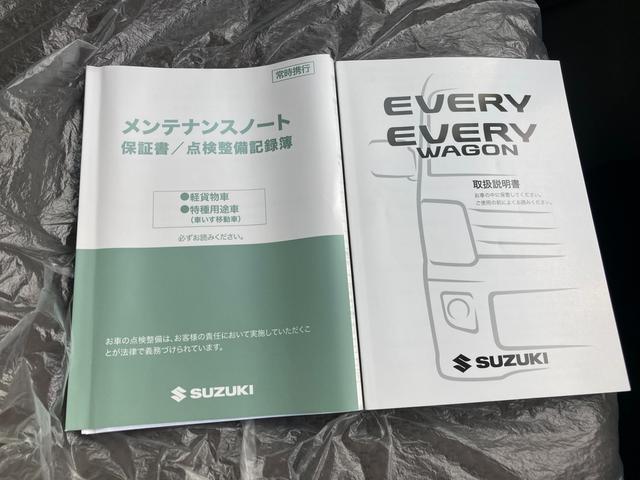 エブリイ PAリミテッド 6型 AM/FMラジオ 衝突被害軽減システム 12インチ オートライト 両側スライドドア パワーウィンドウ アイドリングストップ USBソケット 横滑り防止機能 衝突安全ボディ 取扱説明書 メンテナンスノート(42枚目)