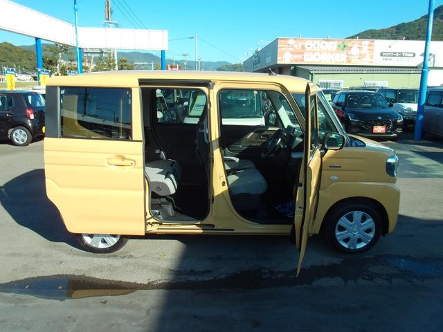 スペーシア ＨＹＢＲＩＤ　Ｘ　ナビ　全方位カメラ　両側電動スライドドア　フルホイールキャップ　オートライト　プッシュスタート　シートヒーター　オートエアコン　衝突被害軽減システム　アイドリングストップ　ＵＳＢソケット　横滑り防止機能　衝突安全ボディ　盗難防止システム（8枚目）