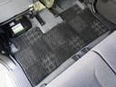 【フロアマット】フロアマットもキレイな状態となっております。ご納車前にも徹底的に洗浄・掃除した後ご納車させていただきます。お近くのスズキ自販島根までお越しください。