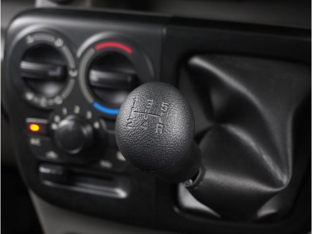 エブリイ ＰＡリミテッド　４ＷＤ　５速ＭＴ　バックカメラ　ＥＴＣ　４ＷＤ　５速ＭＴ　バックカメラ　ＥＴＣ　ディスプレイオーディオ　リアパーキングセンサー　キーレスエントリー　オートライト　両側スライドドア　ＵＳＢ　衝突被害軽減システム　横滑り防止機能　衝突安全ボディ（16枚目）