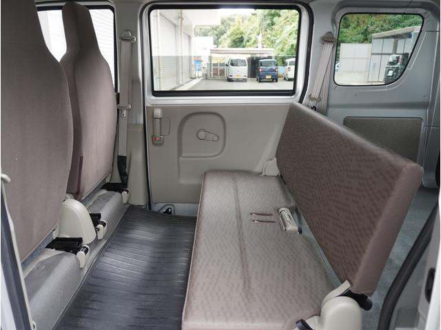 エブリイ ＰＡリミテッド　４ＷＤ　５速ＭＴ　バックカメラ　ＥＴＣ　４ＷＤ　５速ＭＴ　バックカメラ　ＥＴＣ　ディスプレイオーディオ　リアパーキングセンサー　キーレスエントリー　オートライト　両側スライドドア　ＵＳＢ　衝突被害軽減システム　横滑り防止機能　衝突安全ボディ（18枚目）