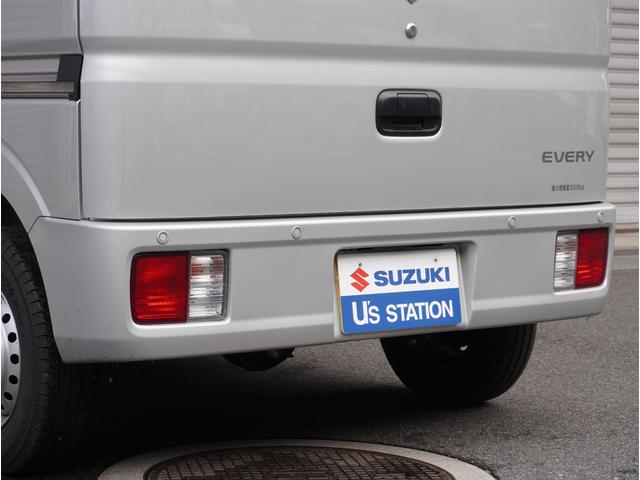 エブリイ PAリミテッド 4WD 5速MT リアパーキングセンサー 4WD 5速MT リアパーキングセンサー キーレスエントリー オートライト AMFMラジオ 衝突被害軽減システム 車線逸脱警報機能 横滑り防止装置 衝突安全ボディ 盗難防止システム(4枚目)